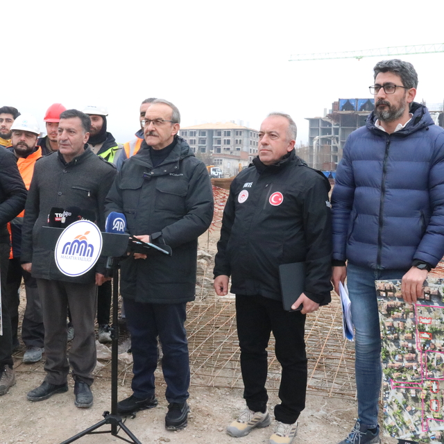 Malatya Valisi Yavuz, rezerv alanlarındaki deprem konutlarında incelemelerd...