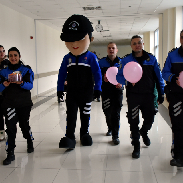 Kırıkkale'de polisten 10 yaşındaki engelli çocuğa doğum günü sürprizi