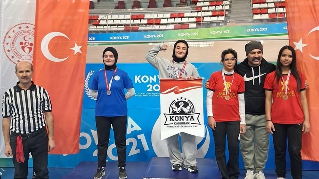 Kadınhanlı 3 lise öğrencisi bilek güreşi müsabalarında derece elde etti