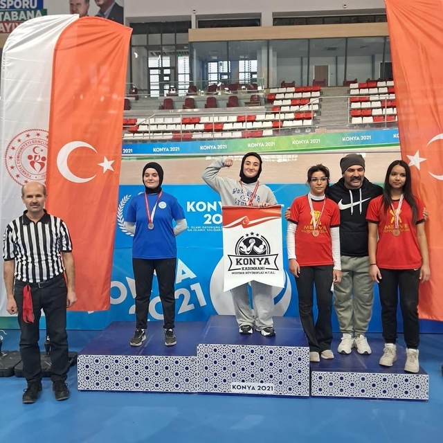 Kadınhanlı 3 lise öğrencisi bilek güreşi müsabalarında derece elde etti