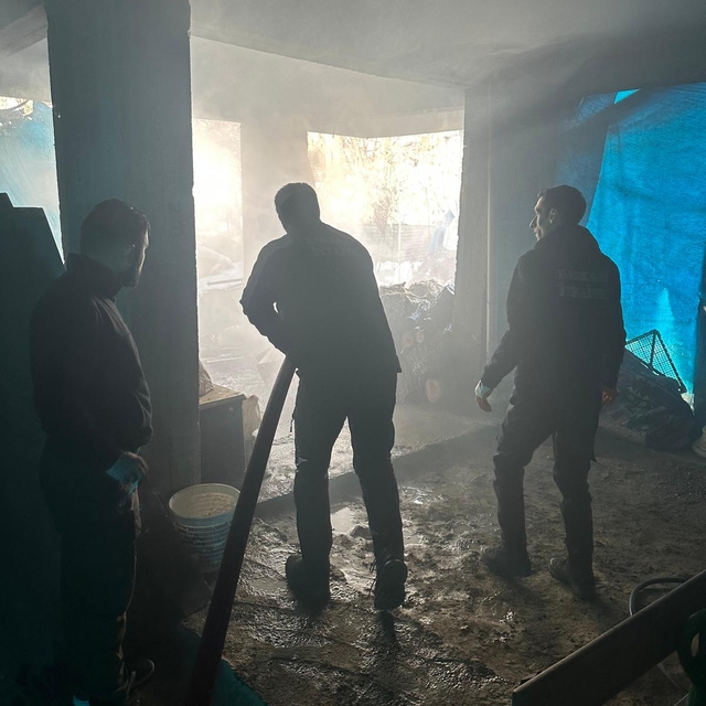 Hakkari'de çıkan yangında evin bodrumu hasar gördü