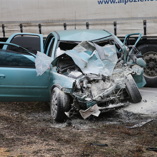 Tokat'ta tır ile otomobilin çarpıştığı kazada 2 kişi öldü