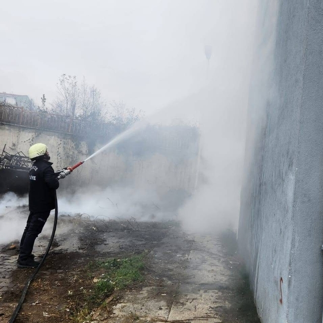 Gerze'de eski malzemelerin bulunduğu alanda çıkan yangın söndürüldü