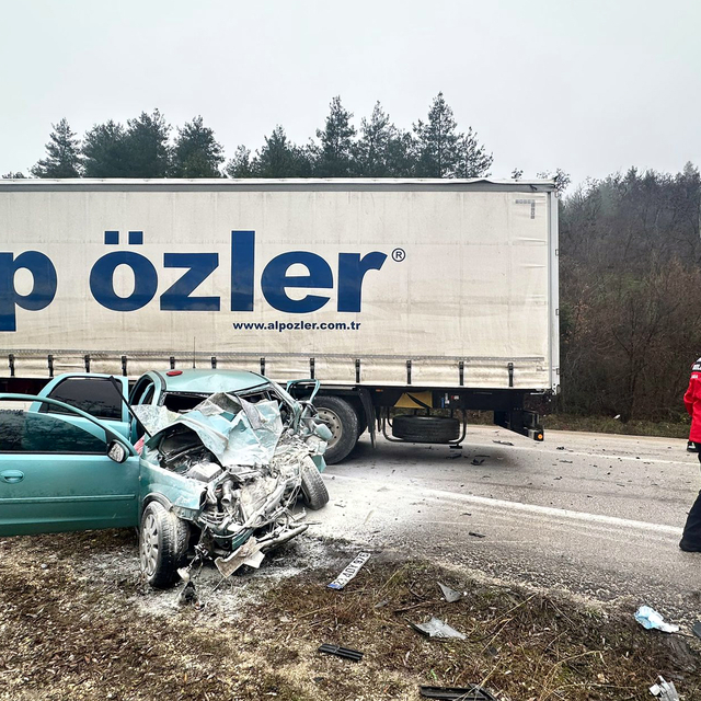 Otomobil ile TIR çarpıştı: 2 ölü, 1 yaralı