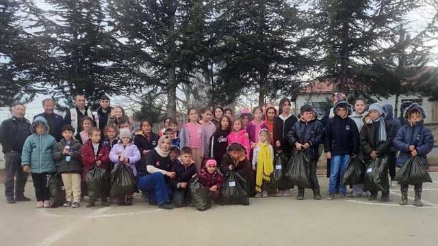 Sorgun'da ihtiyaç sahibi 120 öğrenciye kışlık giysi yardımı yapıldı