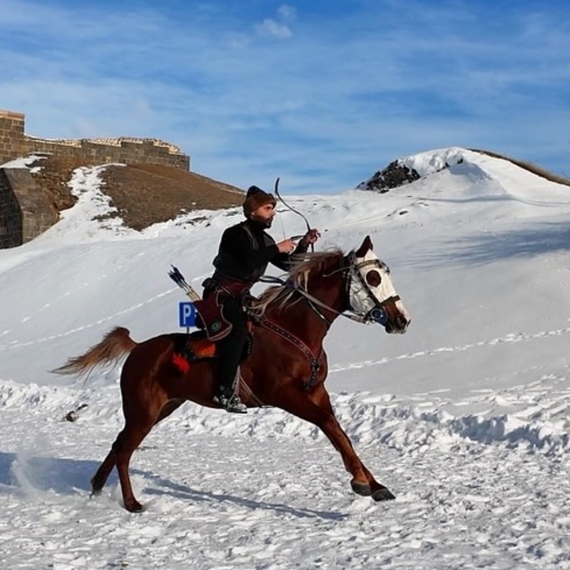 Erzurum'da aileler, tarihi Aziziye Tabyası'nda atlı kızak ve kayak yaptı, o...