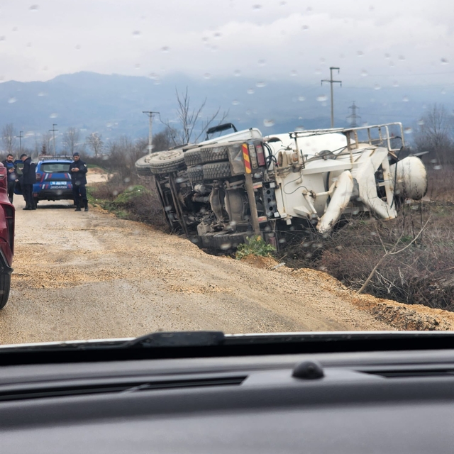 Devrilen beton mikserinin sürücüsü yaralandı