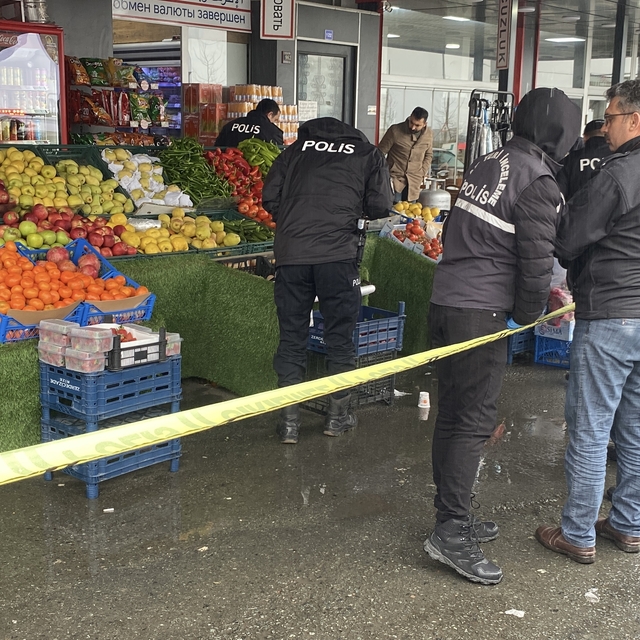 Anne, oğlunu darbettiğini öne sürdüğü market çalışanını silahla yaraladı