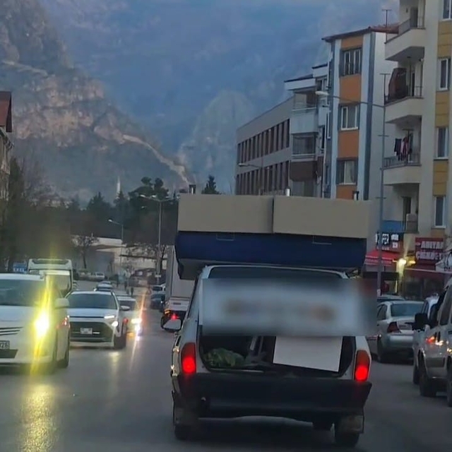 Otomobilin tavanında çift kişilik baza ve yatak taşıdı