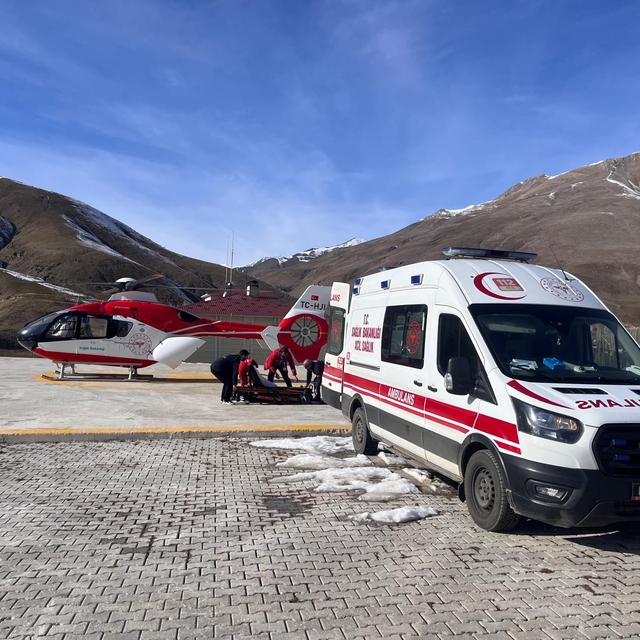 Van'da ambulans helikopter 2 hamile kadın için havalandı