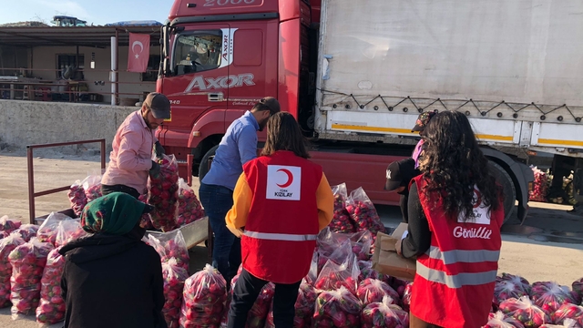 Türk Kızılay üyelerinden turp işçilerine ziyaret