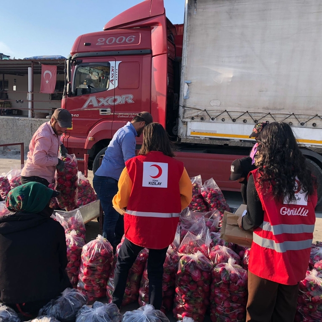 Türk Kızılay üyelerinden turp işçilerine ziyaret