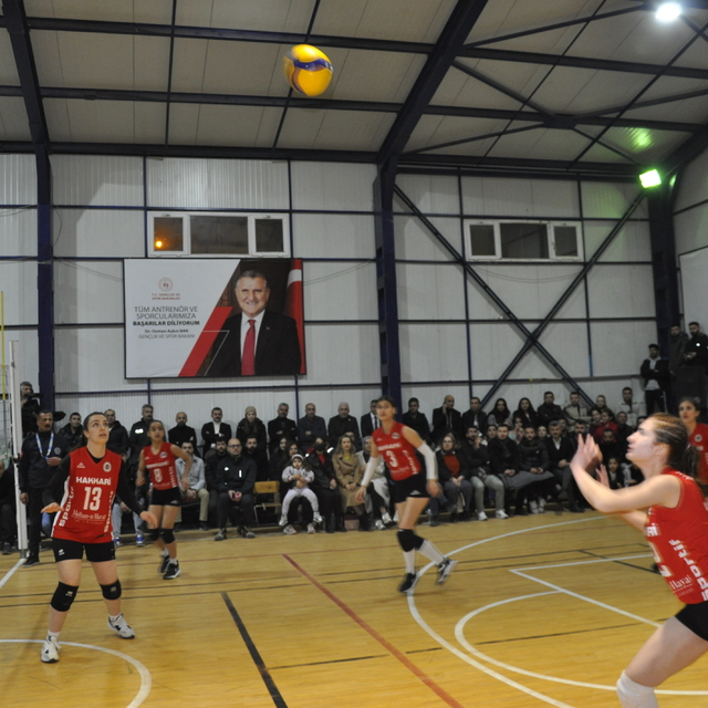 Çukurca'da kurumlar ve gençler arasında voleybol turnuvası yapıldı