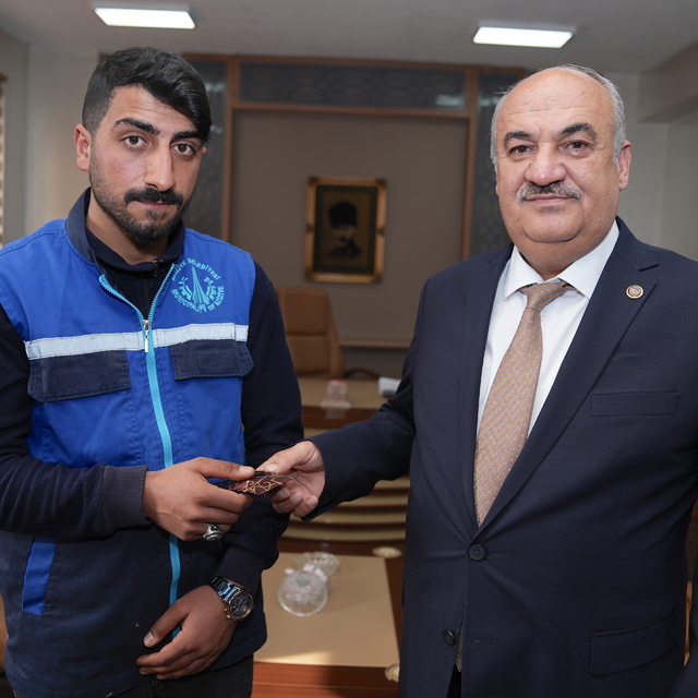 Erzurum'da temizlik işçisi bulduğu 30 bin doları sahibine ulaştırdı