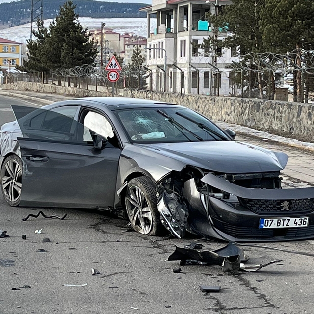 Kars'ta iki otomobilin çarpıştığı kazada 3 kişi yaralandı