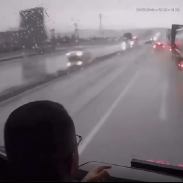 Hatalı şerit değiştirip otobüsü sıkıştıran TIR'ın sürücüsüne 1506 lira ceza...