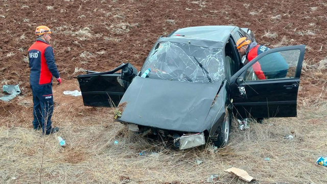 Sivas'ta devrilen otomobildeki 5 kişi yaralandı