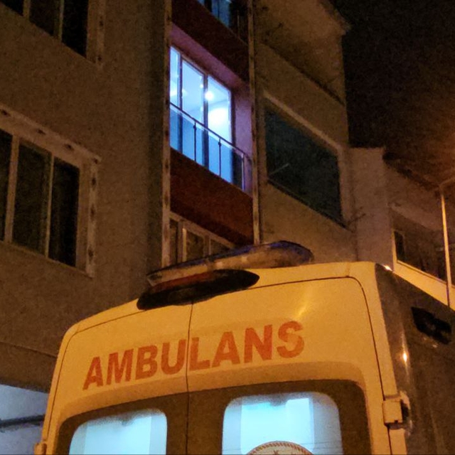 Evinin banyosunda göğsünden bıçaklanmış halde ölü bulundu