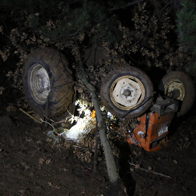 Uşak'ta devrilen traktördeki 2 kişi öldü, 2 kişi yaralandı