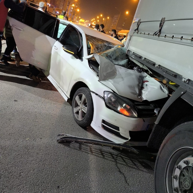 Mardin'de otomobilin tıra çarpması sonucu 1 kişi yaralandı