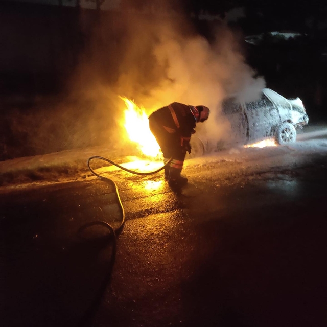 Hatay'da seyir halindeki otomobilde çıkan yangın söndürüldü