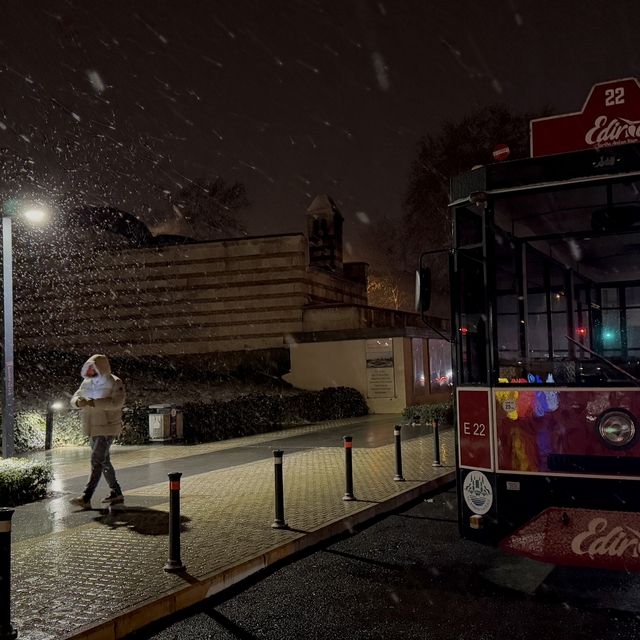 Edirne'de 4 gündür devam eden kar yağışının akşam saatlerinde etkisini yiti...