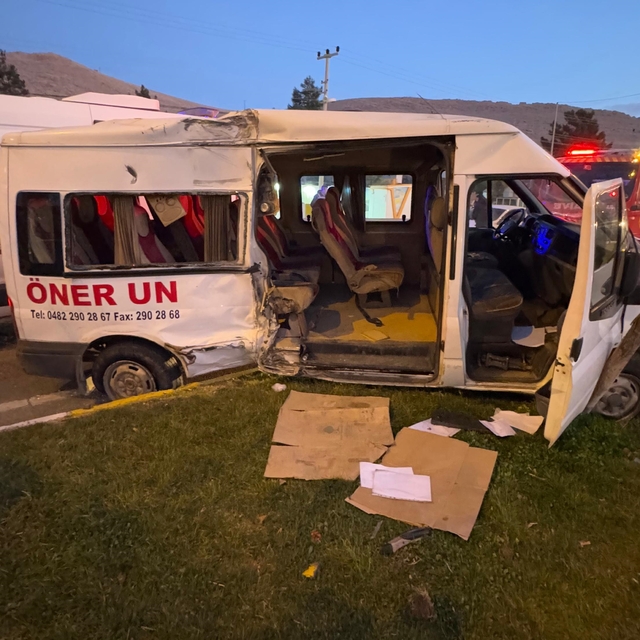 Mardin'de işçi servisi ve kamyonun çarpıştığı kazada 11 kişi yaralandı