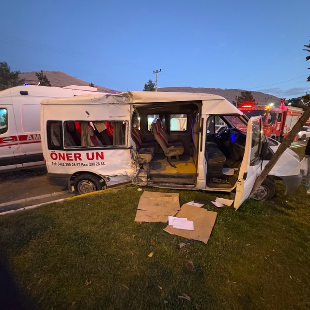 Mardin'de işçi servis minibüsü ile kamyon çarpıştı: 11 yaralı