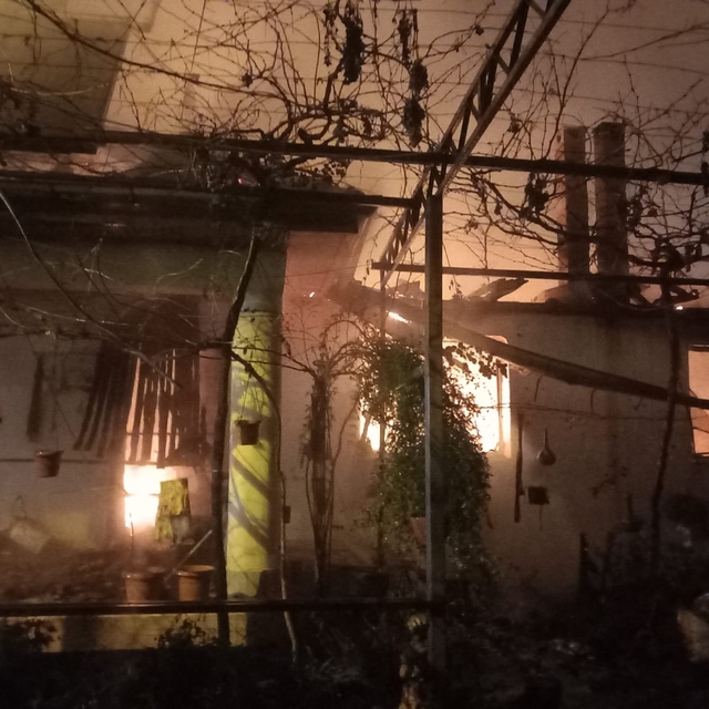 Sarıgöl'de evde çıkan yangında yaşlı kadın dumandan etkilendi