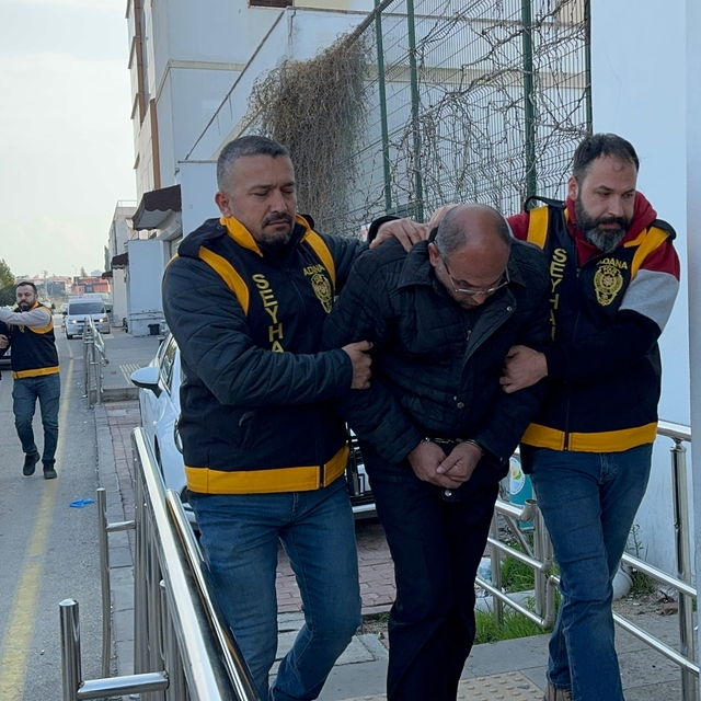 Adana'da evlerinde ruhsatsız 12 silah ele geçirilen 2 kardeş tutuklandı