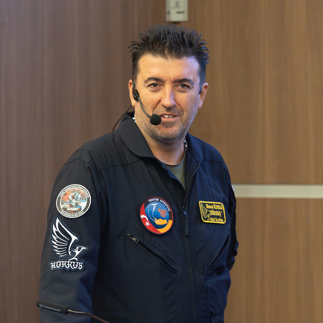 TUSAŞ Eğitim Uçakları Baş Uçuş Test Pilotluğu Şefi Özpala, İzmir'de öğrenci...