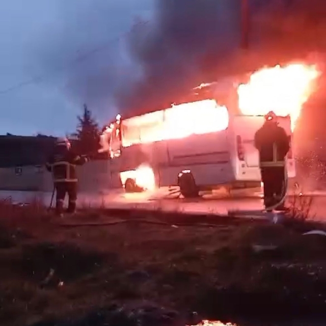 Seyir halindeki midibüs alev alev yandı