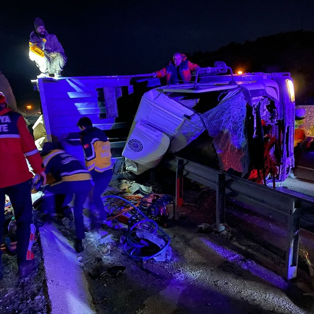 Malatya'da TIR devrildi; 2 ölü, 1 yaralı