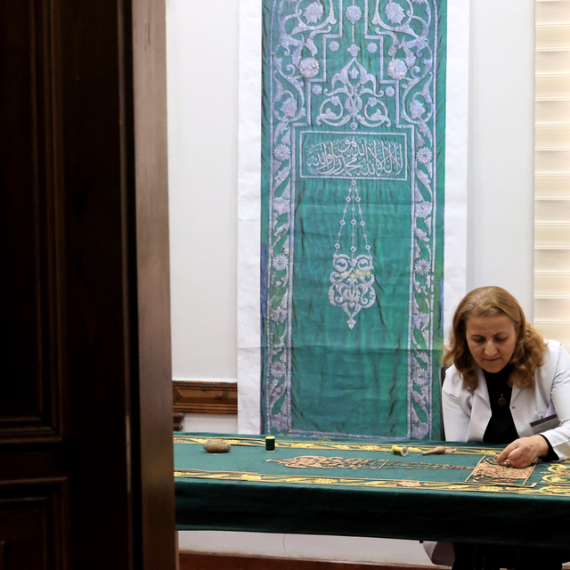 Kadife üzerine sim sırma işlenen Selimiye'nin minber örtüsü restorasyon bit...