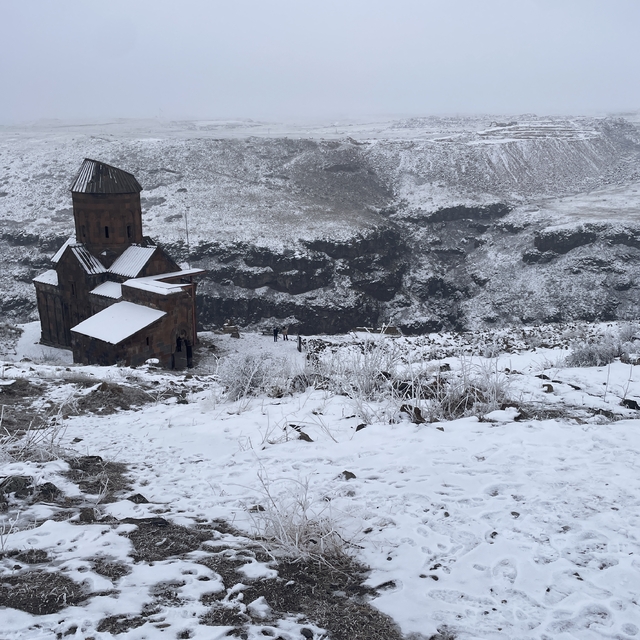 Karla kaplanan Ani Ören Yeri, ziyaretçilerini kış güzelliğiyle ağırlıyor