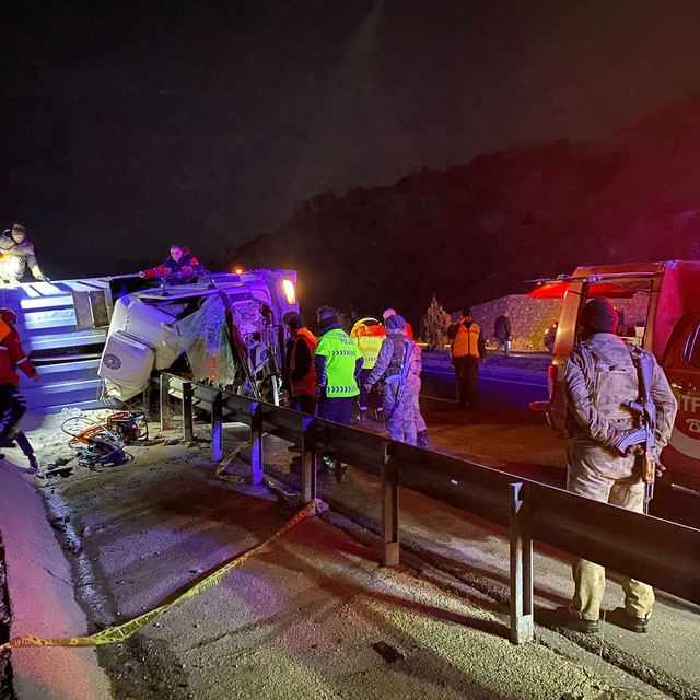 Malatya'da kamyonun devrildiği kazada 2 kişi öldü, 1 kişi yaralandı