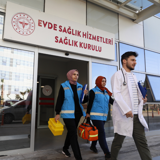 1400 hastaya evde sağlık hizmeti; duygusal anlar da yaşanıyor