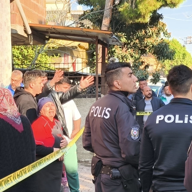 Adana'da evde 3 kişinin boğazları kesilmiş cesetleri bulundu