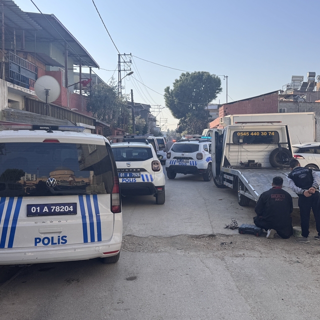 Adana'da aynı aileden 3 kişi evde bıçaklanarak öldürülmüş halde bulundu