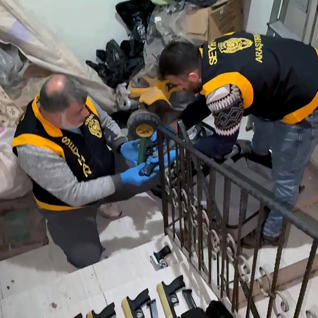 2 kardeşin yaşadığı evden 11 ruhsatsız tabanca çıktı; 'Şoke olduk' dedi