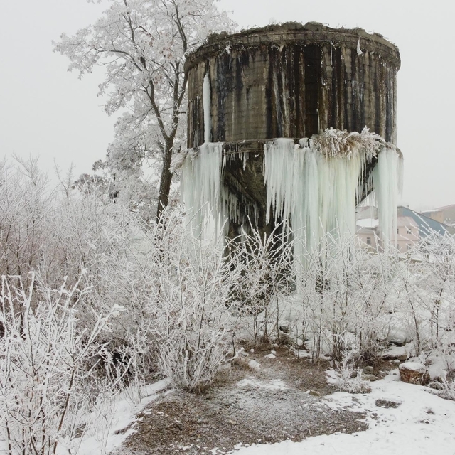 Ağrı'da su deposu buz tuttu, araçların üzerine battaniye örtüldü