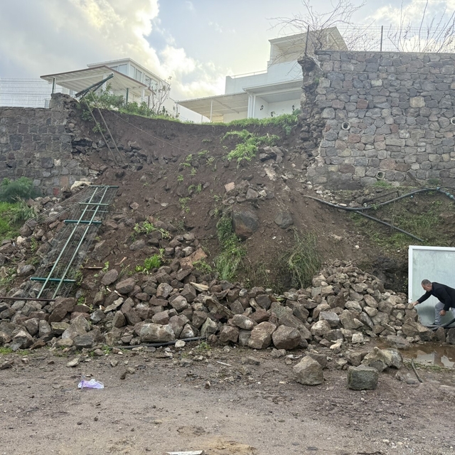 Bodrum'da sağanak sonrası istinat duvarı çöktü