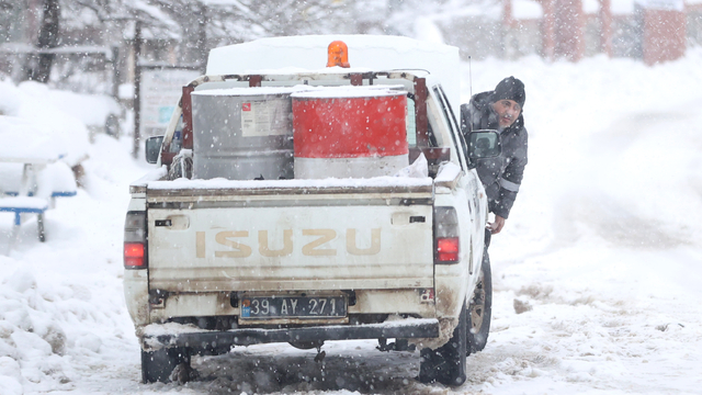 Kırklareli'nin yüksek kesimlerinde kar kalınlığı yer yer yarım metreye ulaştı