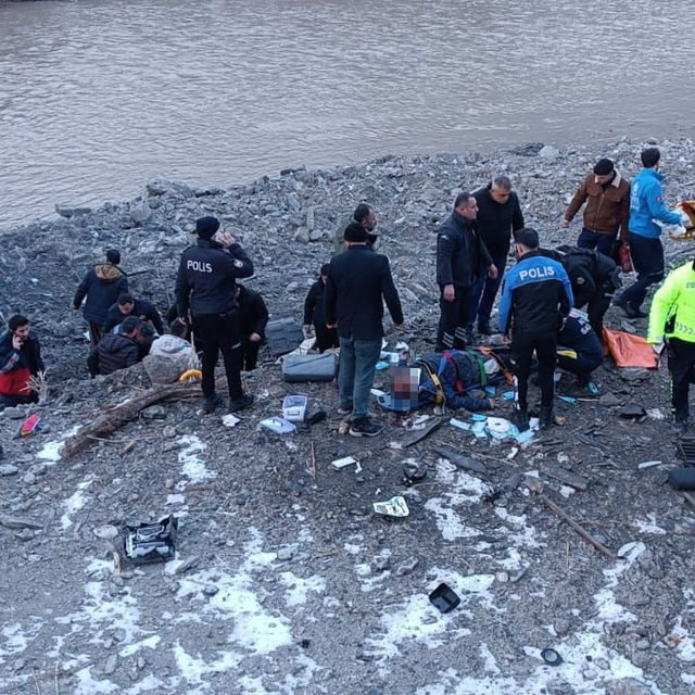 Çöp kamyonunun Zap Suyu'na uçtuğu kaza kamerada; 3 yaralı