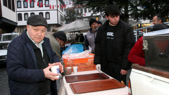 Beypazarı Belediyesi semt pazarında sıcak çorba ikramında bulundu