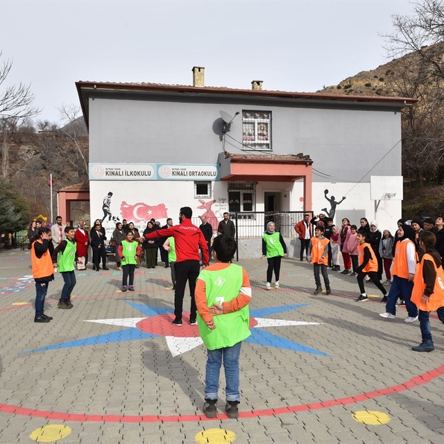 Sason'da köy okulundaki öğrenciler sporla buluşturuldu