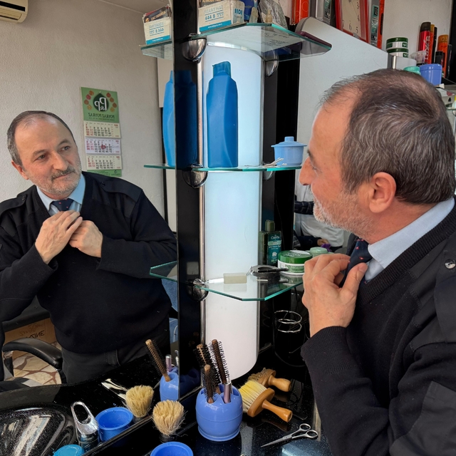 40 yıldır kravat takarak tıraş yapıyor