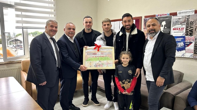 Dodurga'da 70 öğrenciye kışlık kıyafet hediye edildi