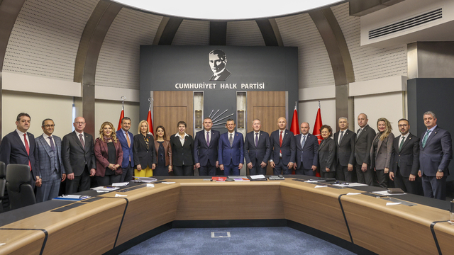 CHP Genel Başkanı Özel, Türk Eczacıları Birliği heyetini kabul etti