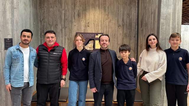 Çanakkale'de bir öğrenci bulduğu 1000 yıllık sikkeyi Troya Müzesi'ne teslim etti
